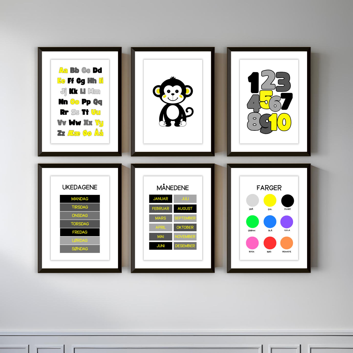 Seks plakater i svart/gul-serien hengende på vegg, innrammet i bilderammer