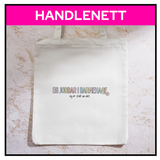 Handlenett med teksten «Eg jobbar i barnehaget, og eg er stolt av det» – liggande på eit bord
