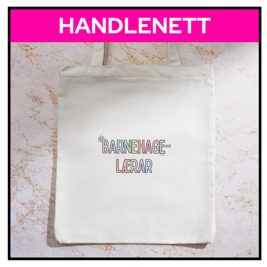 Handlenett med teksten «Barnehagelærar» – liggande på eit bord
