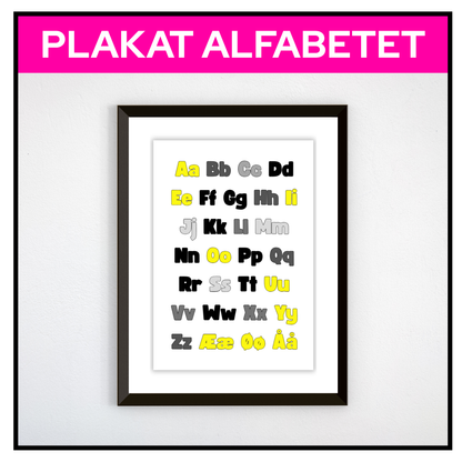 Alfabetplakat i svart, gult og grått  innrammet hengende på veggen