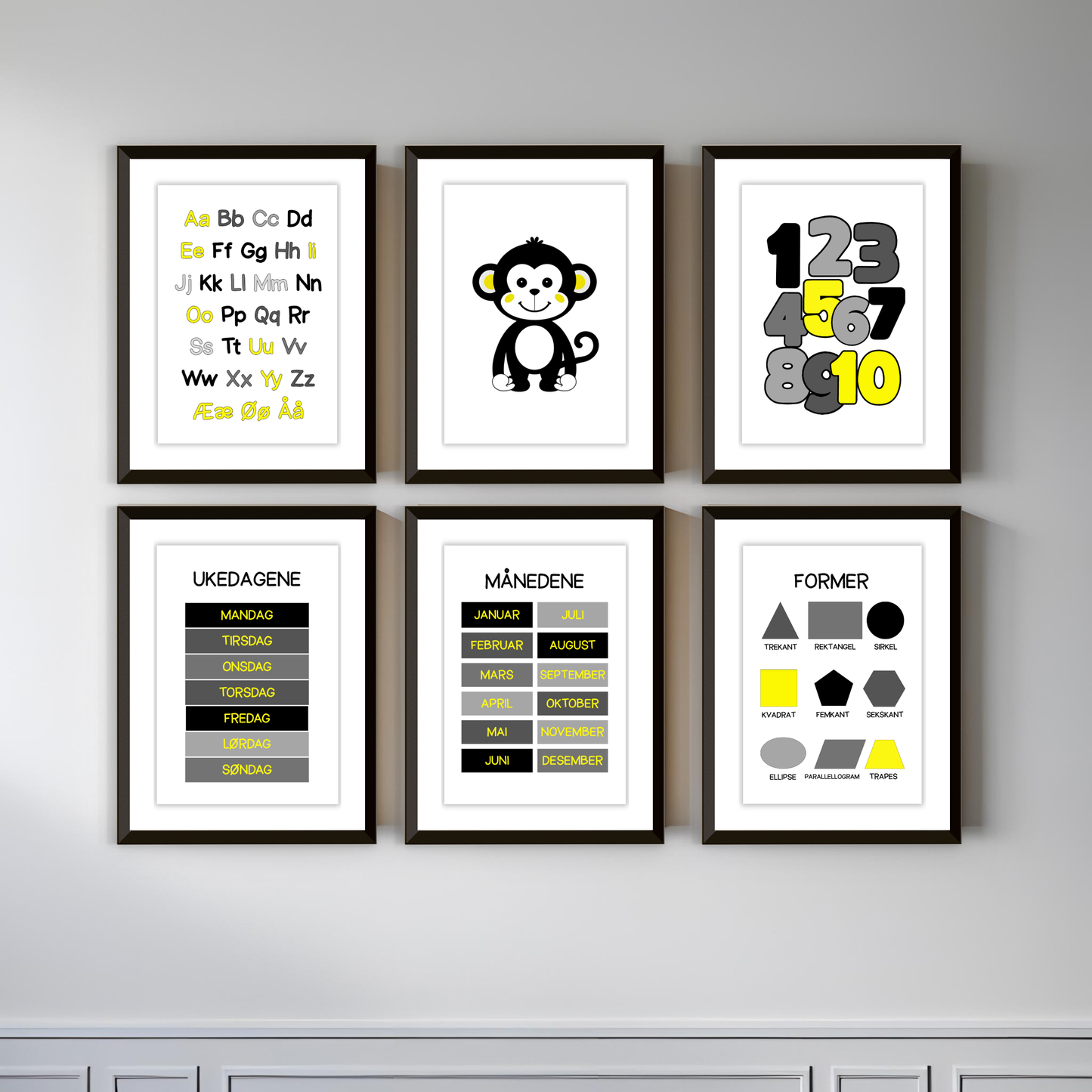 Alfabetplakat i svart/gul-serien hengende på vegg innrammet
