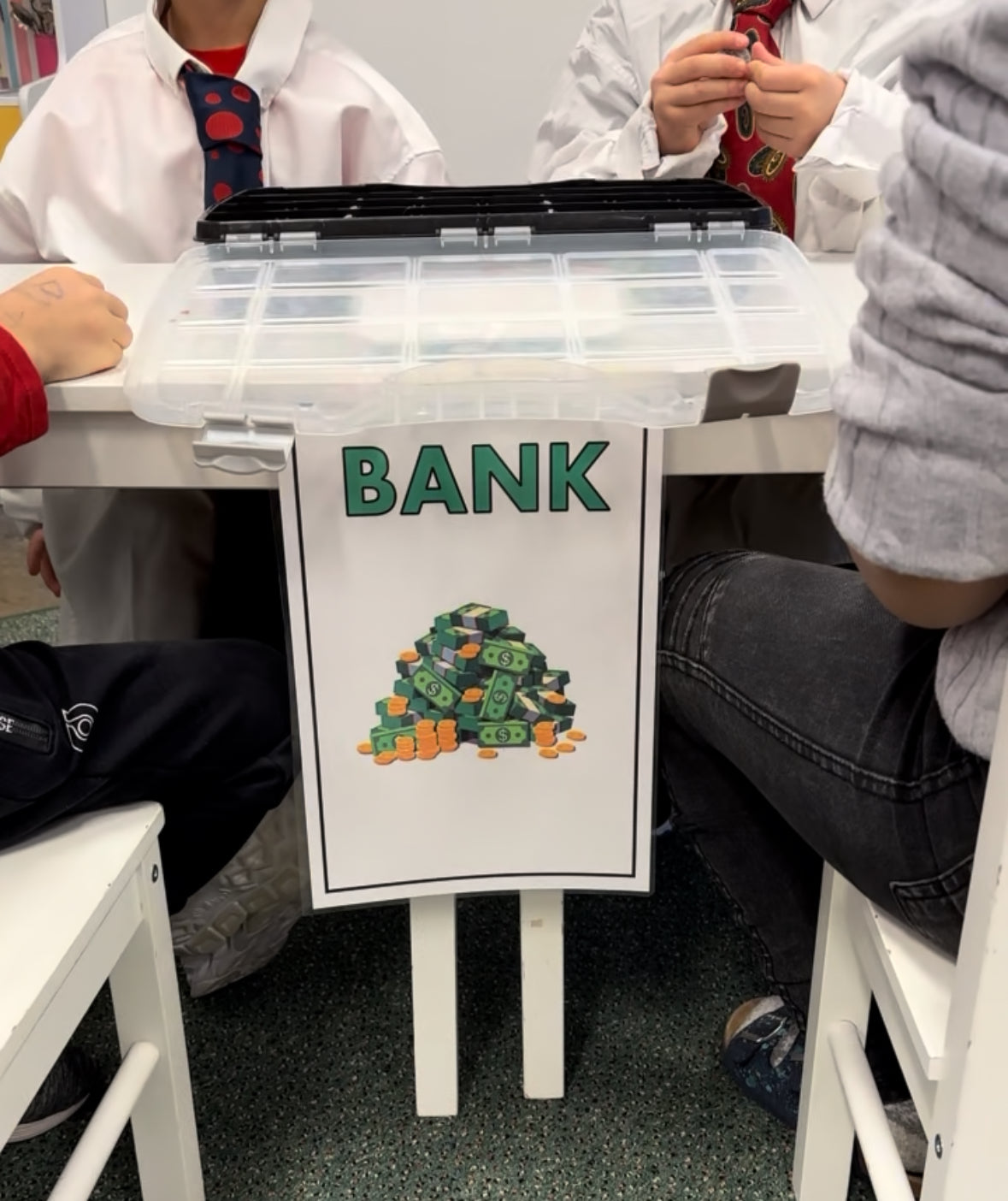 :lever som sitter med pengekoffert. Skilt hvor det står Bank.